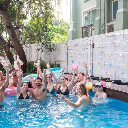 Revolution Khao San By The Bliss Hostel Bangkok Exterior foto
