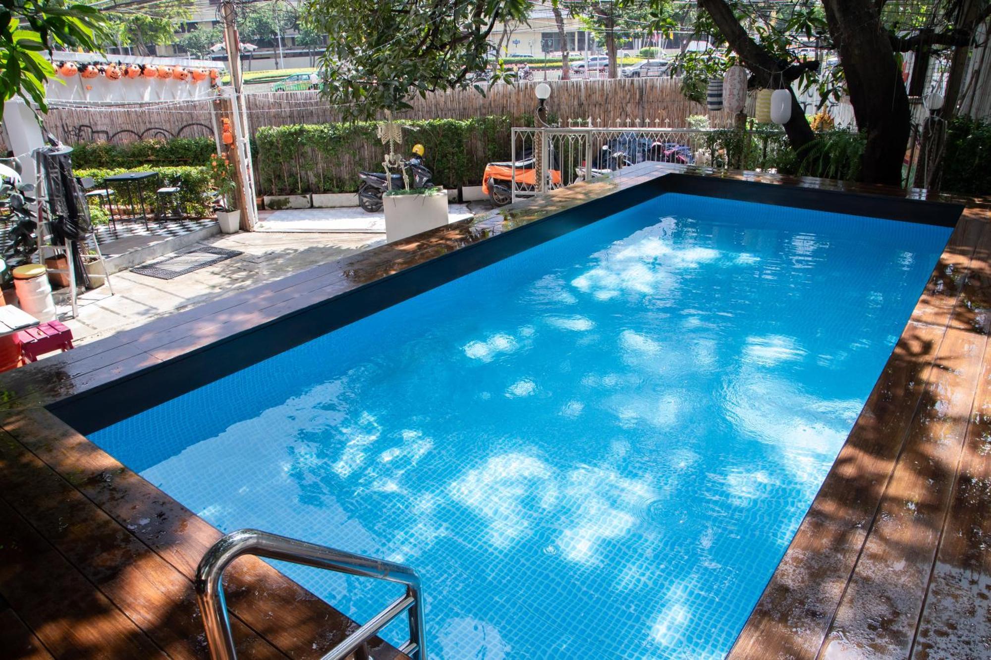 Revolution Khao San By The Bliss Hostel Bangkok Exterior foto