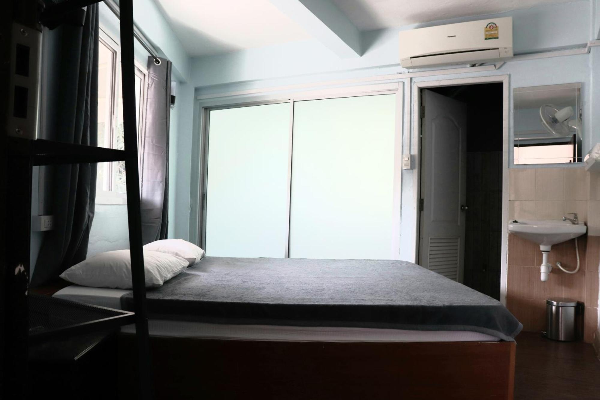 Revolution Khao San By The Bliss Hostel Bangkok Exterior foto